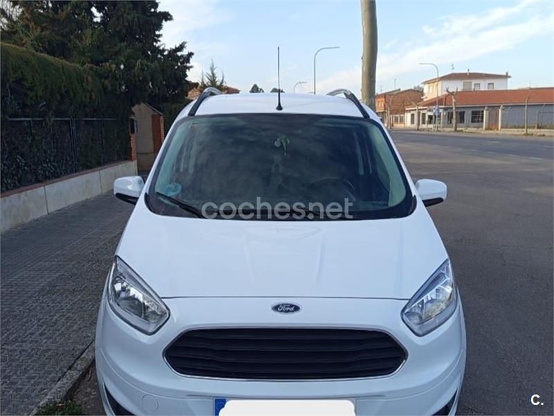Usado Ford Tourneo Courier Trend 100 CV (73 kW) 2017 Blanco Monovolumen