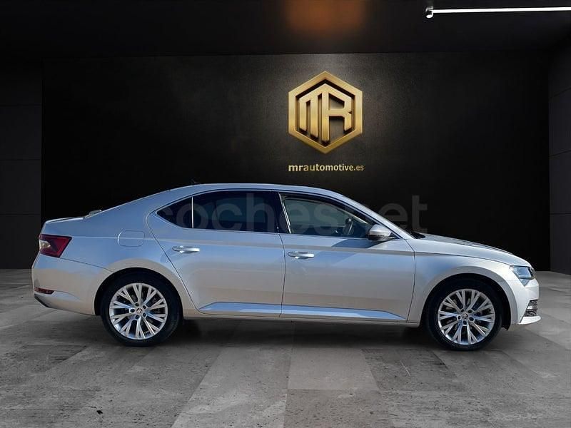 Usado Skoda Superb Style 218 CV (160 kW) 2021 Gris / plata Berlina