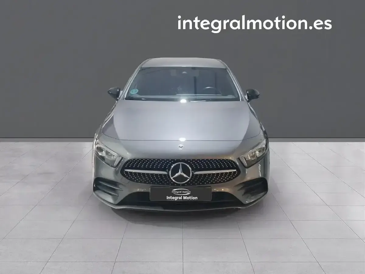 Usado Mercedes A180 115 CV (84 kW) 2021 Gris Berlina