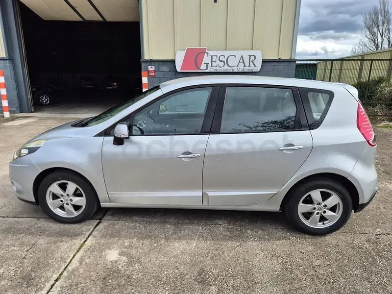 Usado Renault Scénic Dynamique 110 CV (80 kW) 2011 Gris / plata Monovolumen