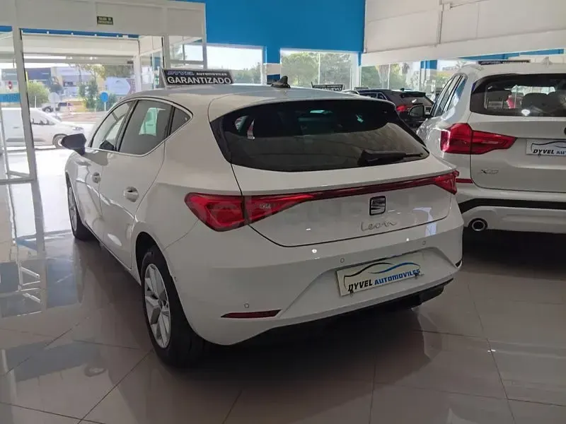 Usado Seat Leon Style 116 CV (85 kW) 2025 Blanco Berlina