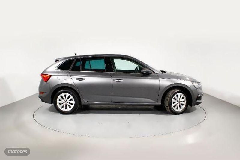 Usado Skoda Scala Ambition 95 CV (69 kW) 2024 Gris Utilitario