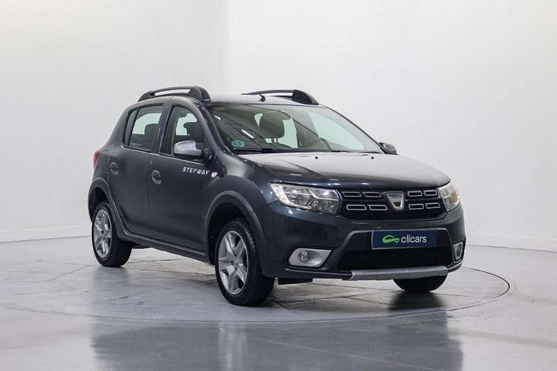 Usado Dacia Sandero Essentiel 75 CV (55 kW) 2019 Gris Utilitario