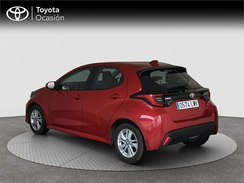 Usado Toyota Yaris Hybrid Active 116 CV (85 kW) 2022 Rojo Monovolumen
