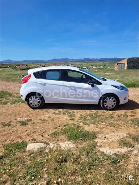 Blanco Usado 2010 Ford Fiesta Trend Utilitario | 5500 € (Precio justo) - Imagen 1/4