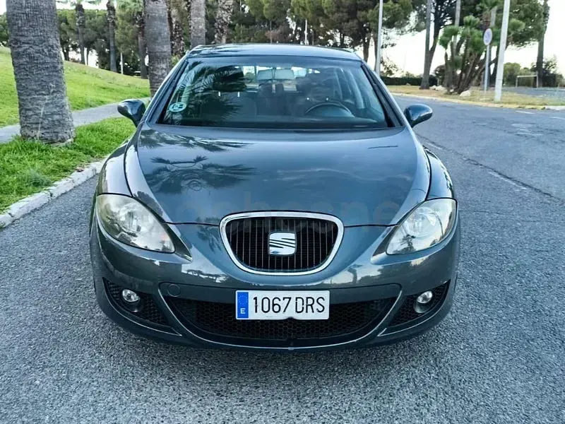 Usado Seat Leon Sport 102 CV (75 kW) 2005 Gris / plata Utilitario