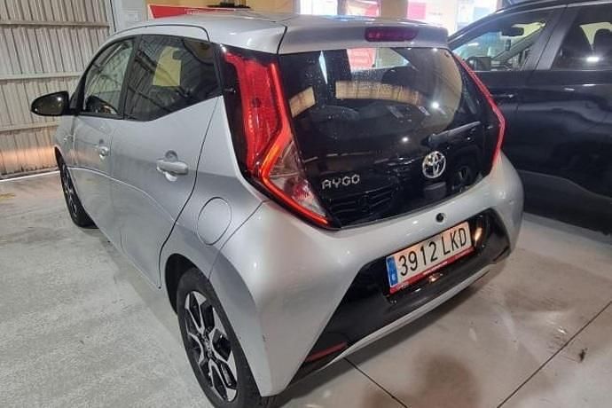 Usado Toyota Aygo X-play 72 CV (52 kW) 2020 Gris / plata Utilitario