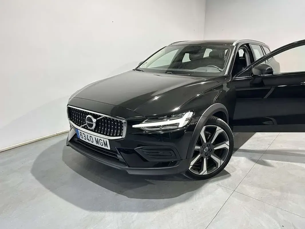 Usado Volvo V60 CC Core 197 CV (144 kW) 2023 Negro Familiar