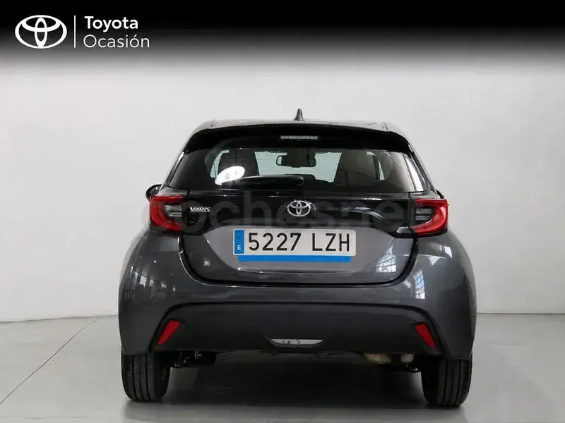 Usado Toyota Yaris 125 CV (91 kW) 2022 Gris / plata Utilitario