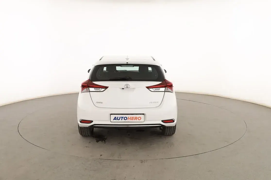 Usado Toyota Auris Active 90 CV (66 kW) 2016 Blanco Berlina