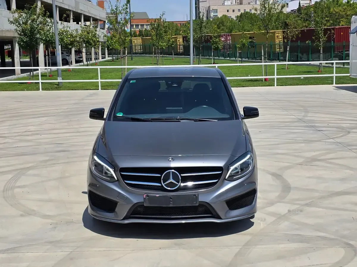 Usado Mercedes B220 177 CV (130 kW) 2017 Gris / plata Utilitario