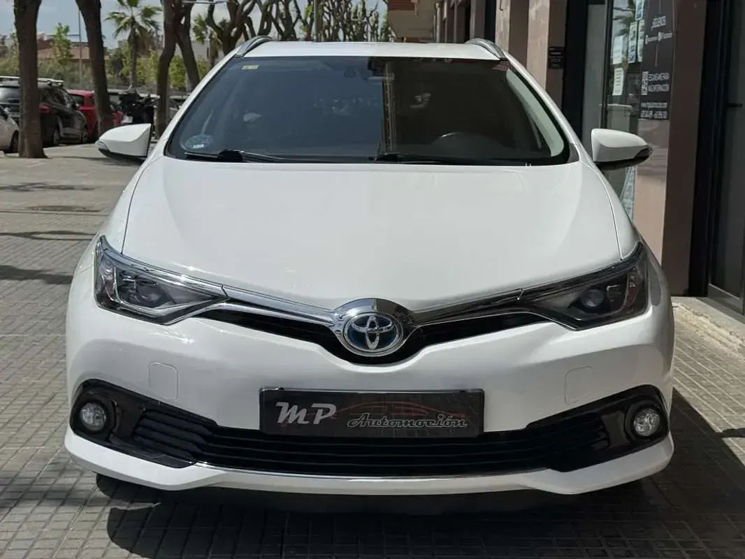 Usado Toyota Auris Touring Sports 136 CV (100 kW) 2016 Blanco Familiar