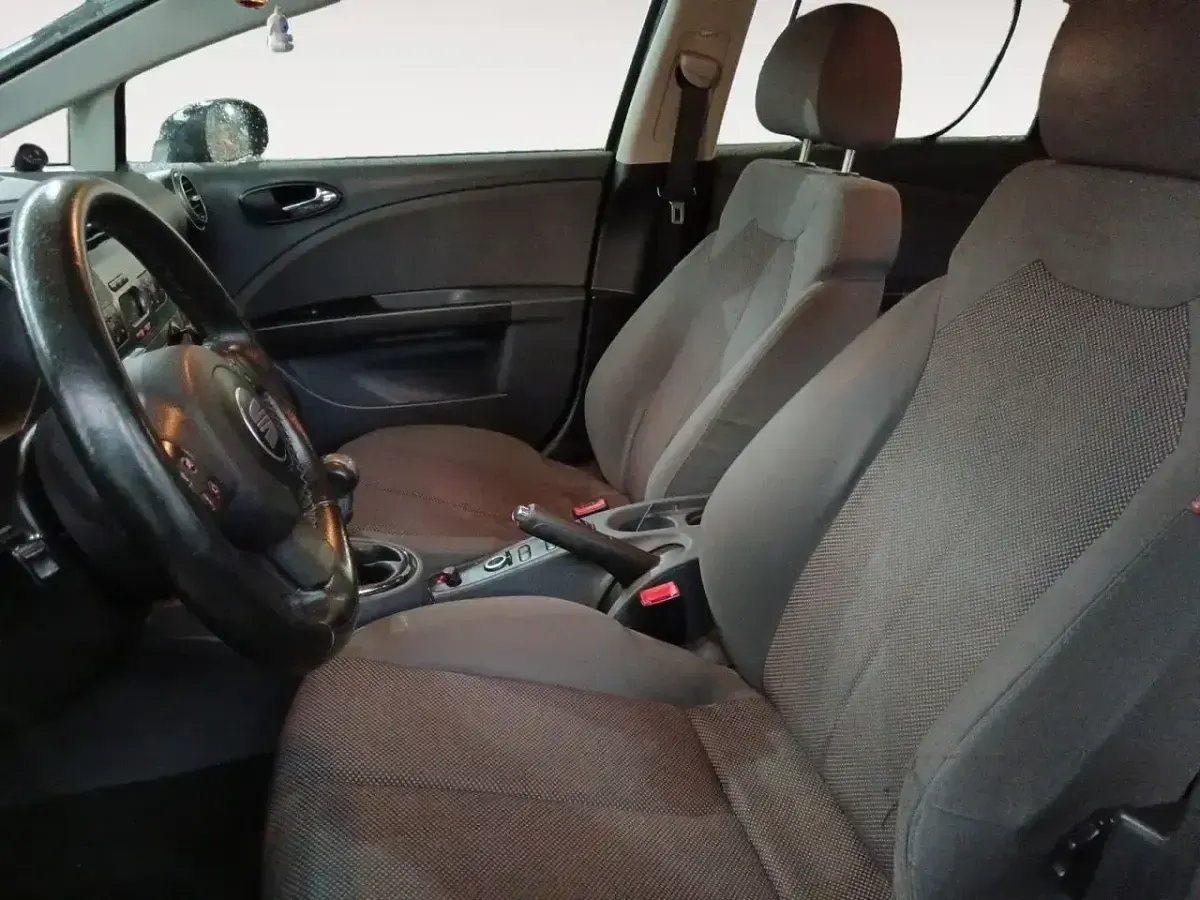 Usado Seat Leon Stylance 106 CV (77 kW) 2008 Negro Utilitario