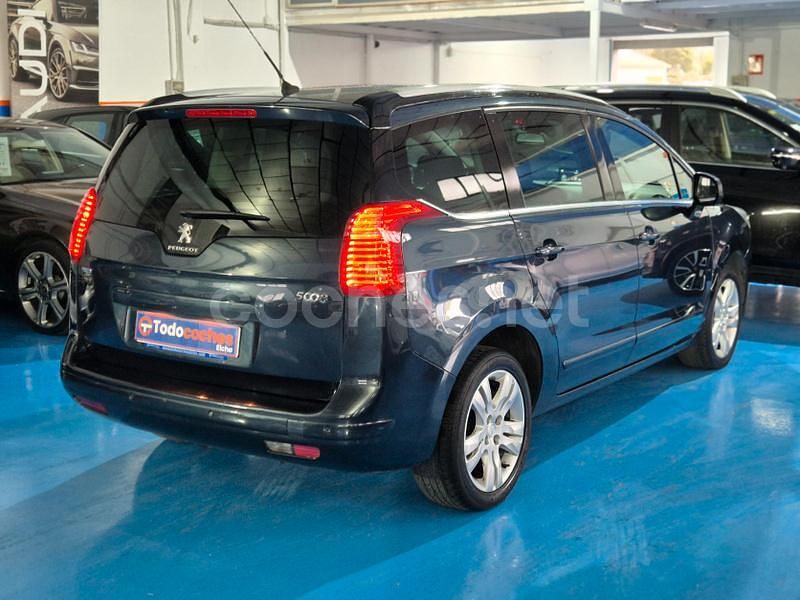 Usado Peugeot 5008 Allure 120 CV (88 kW) 2016 Azul Monovolumen