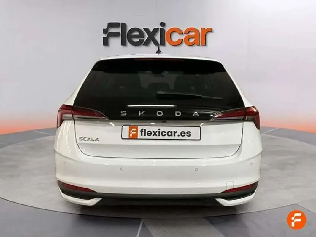 Usado Skoda Scala Essence 116 CV (85 kW) 2024 Blanco Utilitario