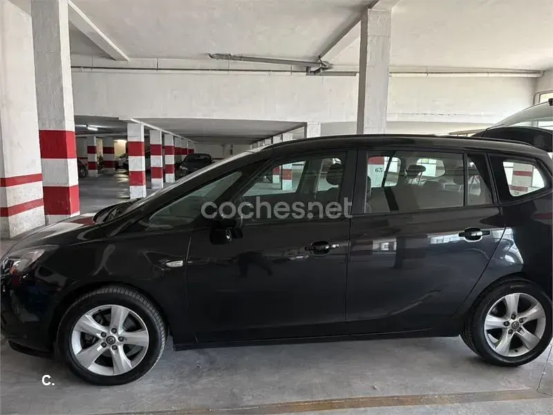 Usado Opel Zafira Tourer Expression 110 CV (80 kW) 2014 Negro Monovolumen