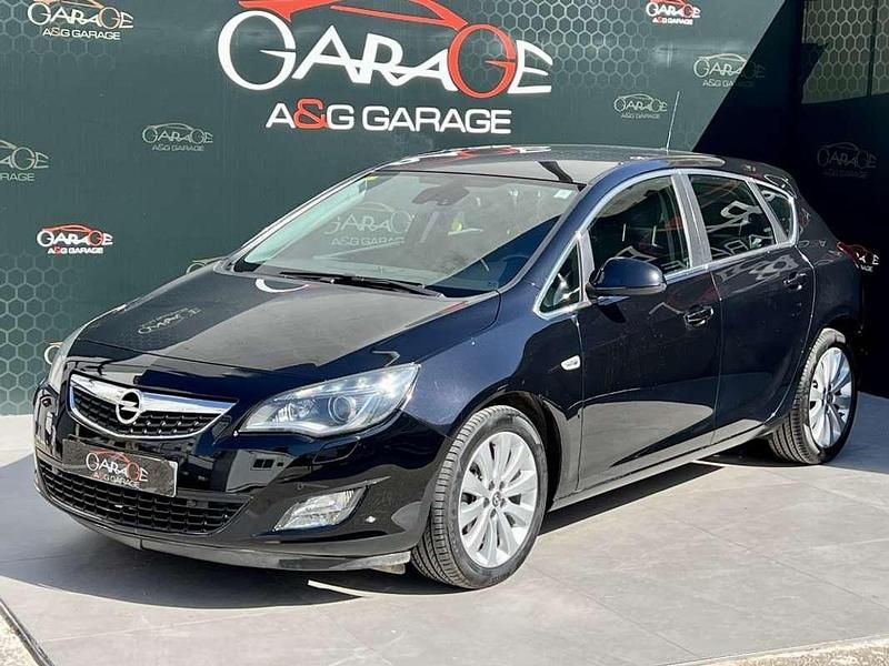 Usado Opel Astra Cosmo 116 CV (85 kW) 2010 Negro Utilitario