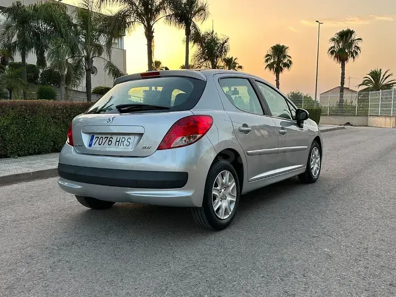 Usado Peugeot 207 68 CV (50 kW) 2013 Gris / plata Berlina