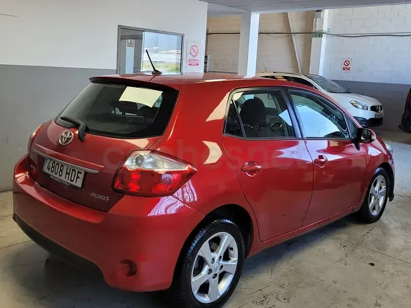 Usado Toyota Auris Active 90 CV (66 kW) 2011 Granate Utilitario