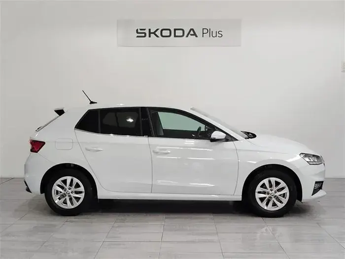 Usado Skoda Fabia Selection 95 CV (69 kW) 2024 Blanco Utilitario