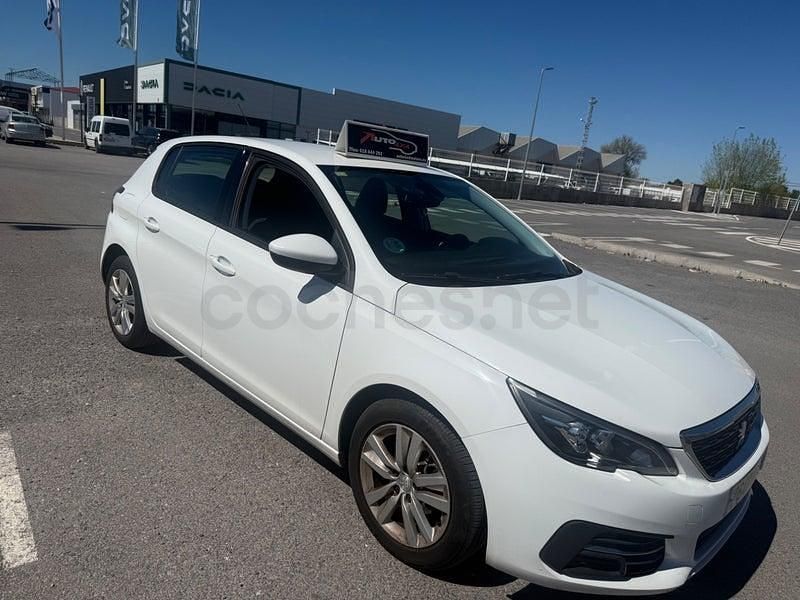 Usado Peugeot 308 Active 100 CV (73 kW) 2018 Blanco Berlina