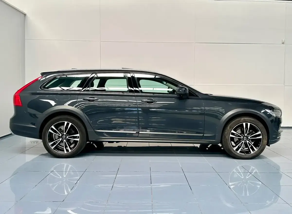 Usado Volvo V90 CC Pro 190 CV (139 kW) 2020 Gris / plata Familiar