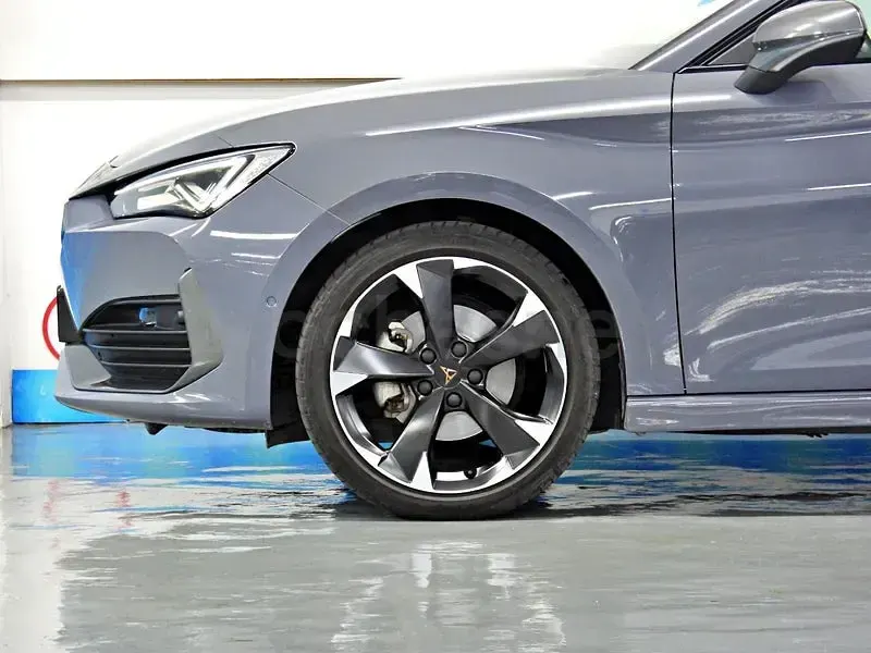 Usado Cupra Leon 150 CV (110 kW) 2024 Gris / plata Familiar