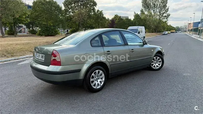 Usado VW Passat Conceptline 100 CV (73 kW) 2002 Verde Berlina