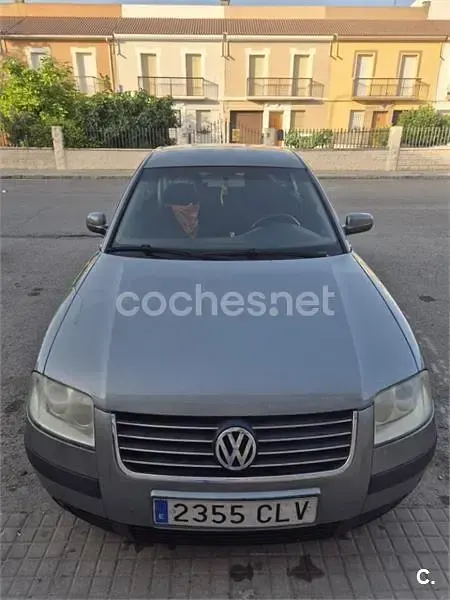 Usado VW Passat Highline 130 CV (95 kW) 2003 Gris / plata Berlina