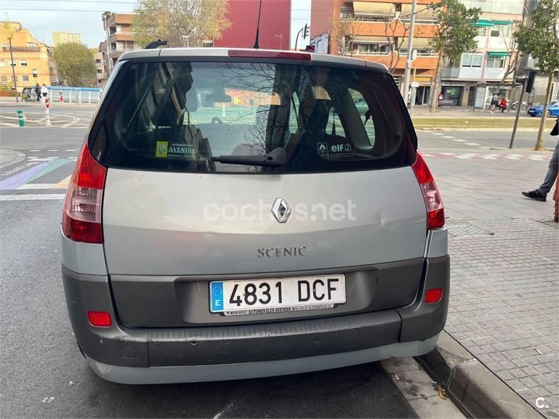 Usado Renault Grand Scénic II Dynamique 136 CV (100 kW) 2004 Gris / plata Monovolumen