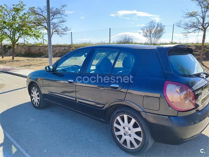 Usado Nissan Almera 82 CV (60 kW) 2004 Negro Berlina