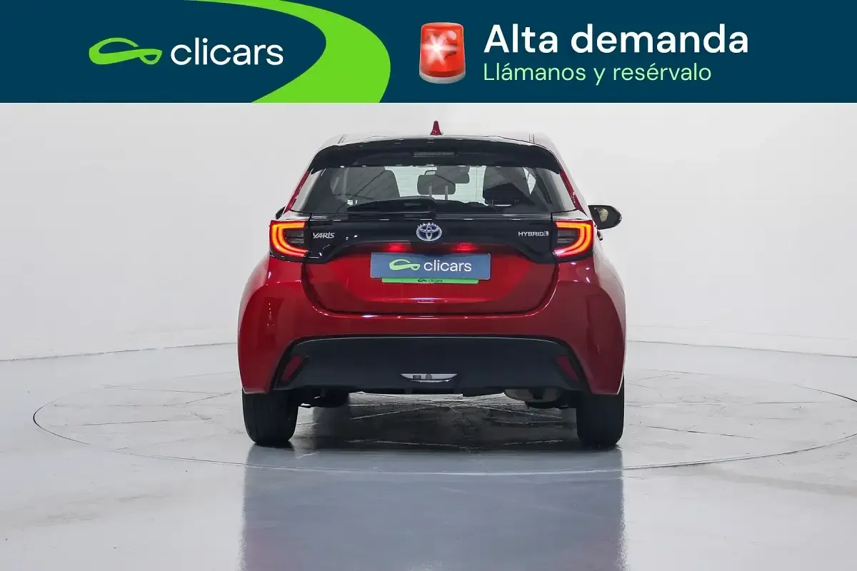 Usado Toyota Yaris Hybrid Active 75 CV (55 kW) 2022 Rojo