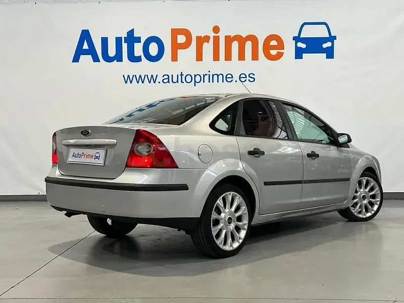 Usado Ford Focus Trend 115 CV (84 kW) 2006 Gris / plata Berlina