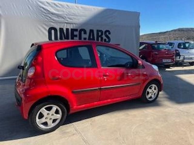 Usado Peugeot 107 Urban Move 68 CV (50 kW) 2008 Rojo Utilitario