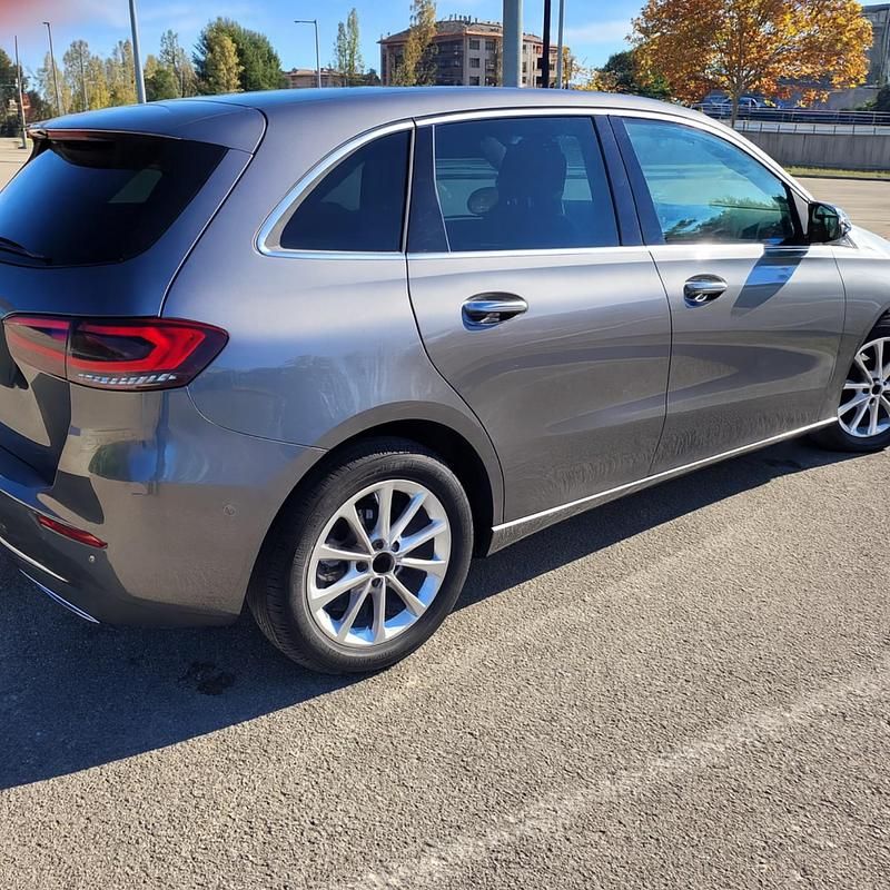 Usado Mercedes B200 156 CV (114 kW) 2019 Gray Utilitario