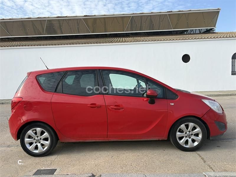 Usado Opel Meriva Essentia 95 CV (69 kW) 2010 Rojo Monovolumen