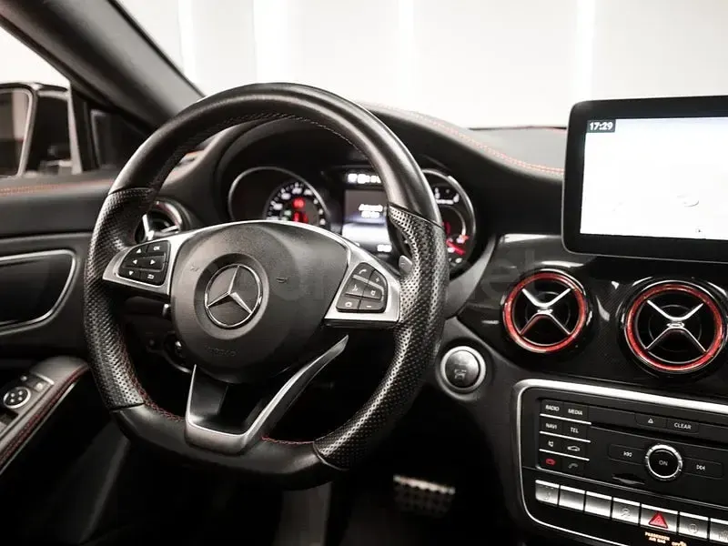 Usado Mercedes CLA45 AMG Shooting Brake 381 CV (280 kW) 2017 Blanco Familiar