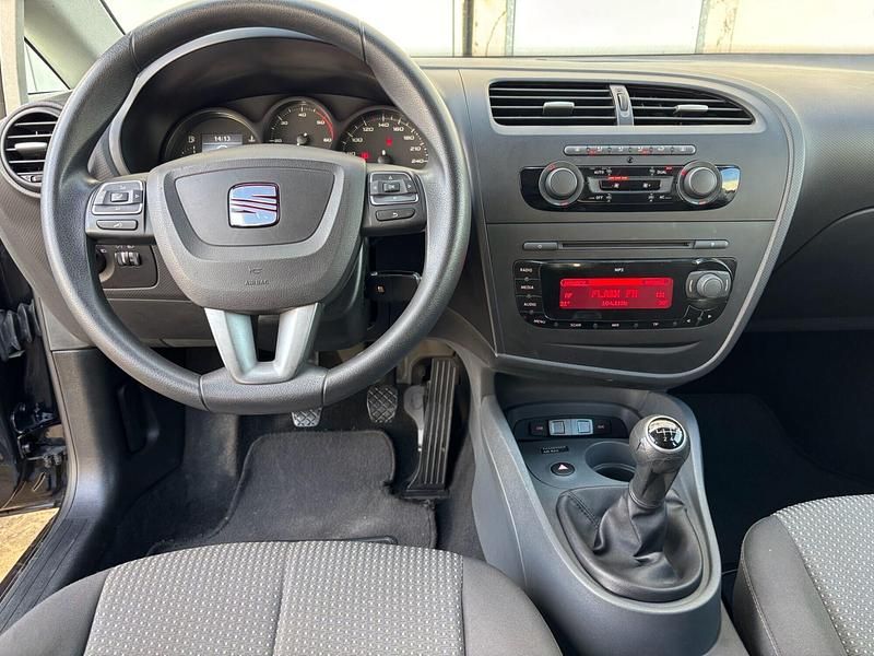 Usado Seat Leon 90 CV (66 kW) 2010 Negro Utilitario