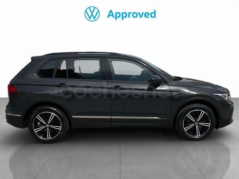 Usado VW Tiguan Life 150 CV (110 kW) 2023 Gris / plata SUV