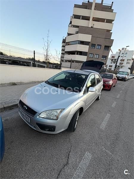 Usado Ford Focus Titanium 115 CV (84 kW) 2008 Gris / plata Berlina
