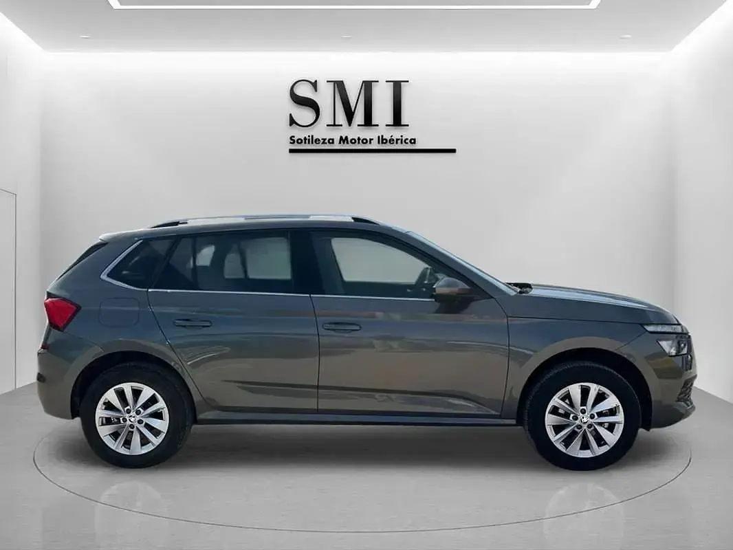Usado Skoda Kamiq Ambition 110 CV (80 kW) 2023 Gris SUV