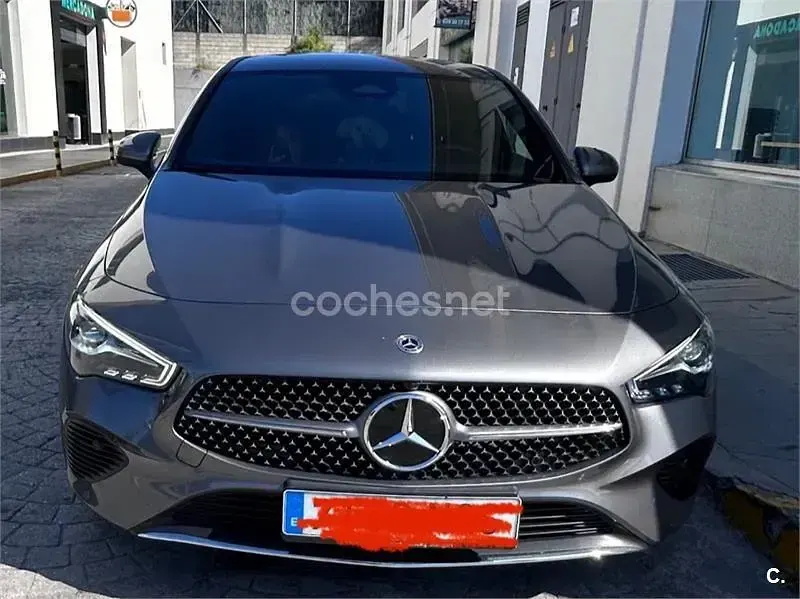 Usado Mercedes CLA200 163 CV (119 kW) 2024 Gris / plata Coupe