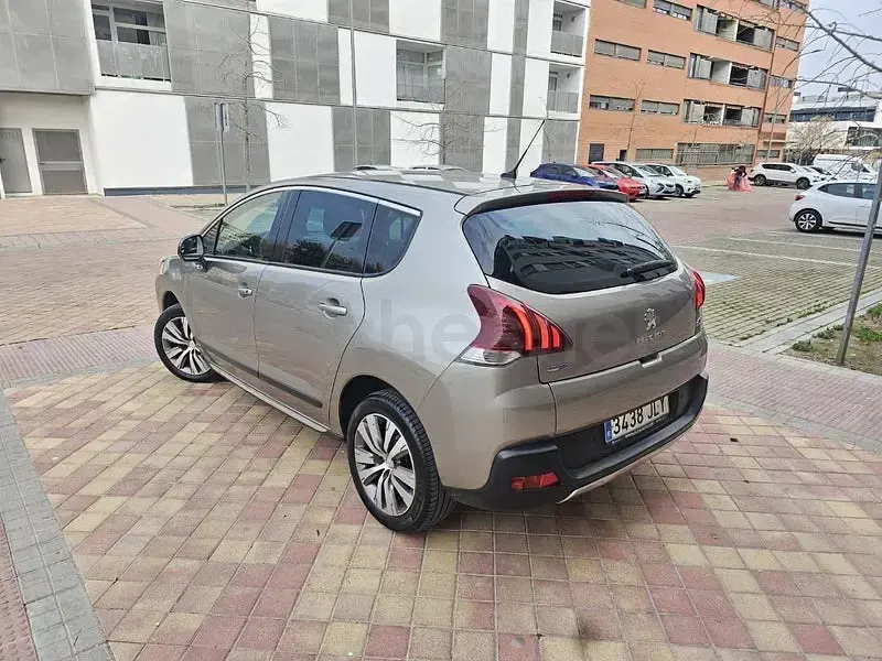 Usado Peugeot 3008 Style 120 CV (88 kW) 2016 Beige Berlina