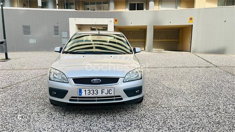 Gris / plata Usado 2007 Ford Focus Titanium Berlina | 4200 € (Buen precio) - Imagen 1/4