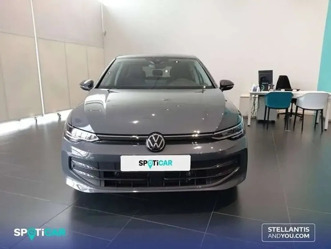 Usado VW Golf VIII 116 CV (85 kW) 2025 Gris Utilitario