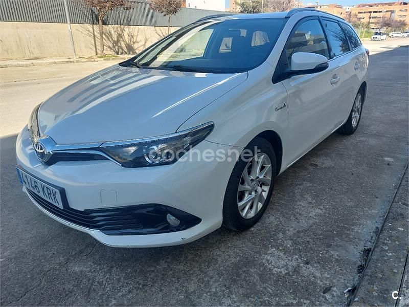 Usado Toyota Auris Hybrid Active 136 CV (100 kW) 2018 Blanco Familiar