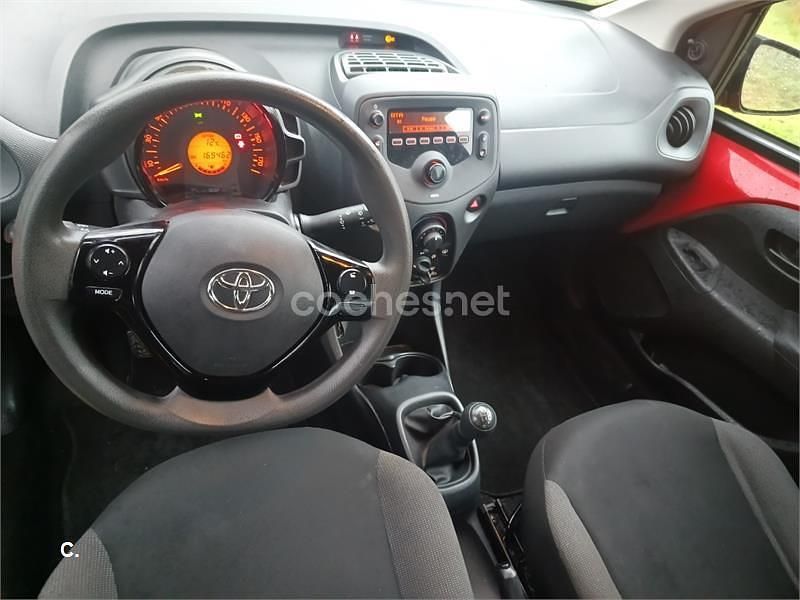 Usado Toyota Aygo X-play 69 CV (50 kW) 2018 Rojo Utilitario