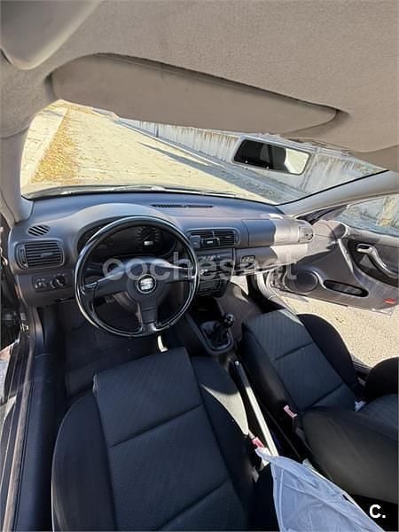 Usado Seat Leon Sport 110 CV (80 kW) 2003 Negro Berlina