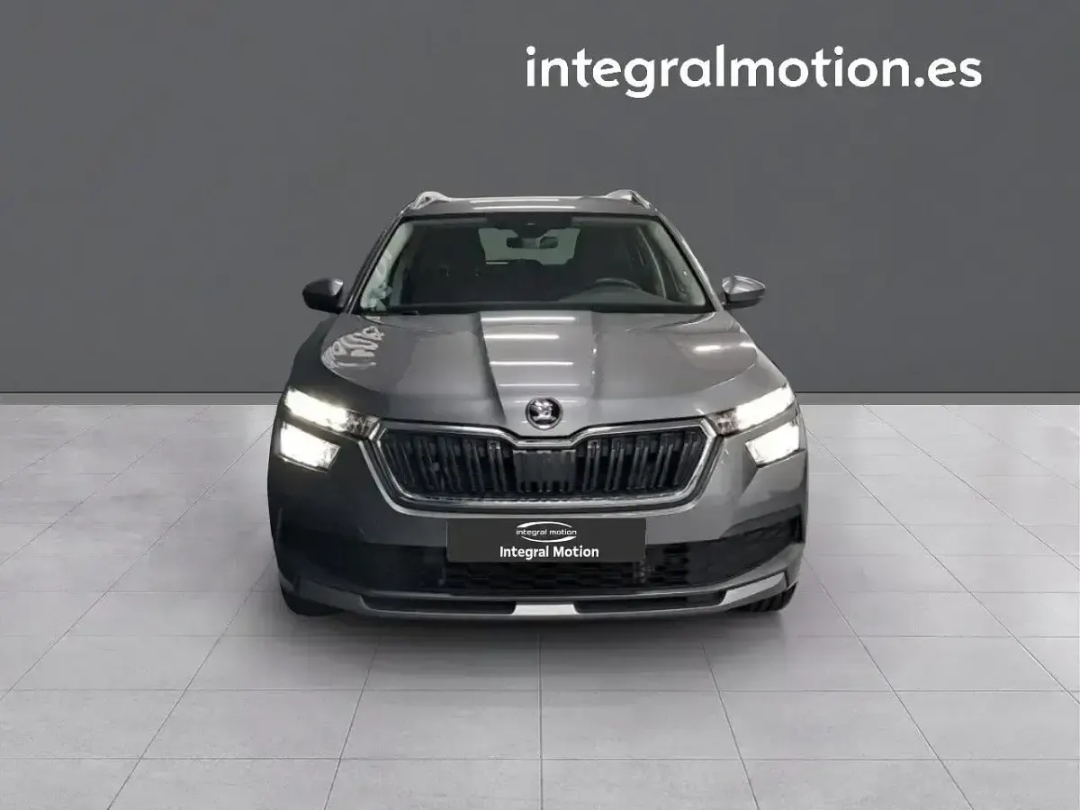 Usado Skoda Kamiq Selection 150 CV (110 kW) 2023 Gris SUV