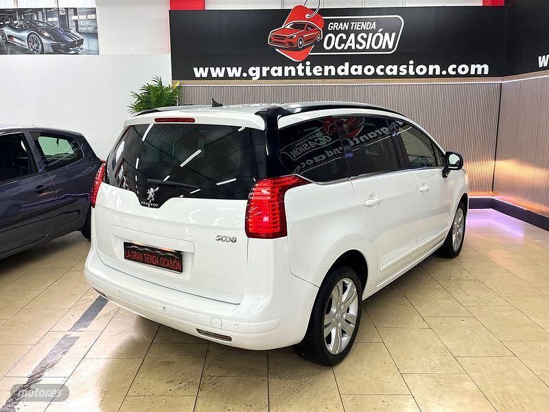 Usado Peugeot 5008 Allure 120 CV (88 kW) 2014 Blanco Monovolumen